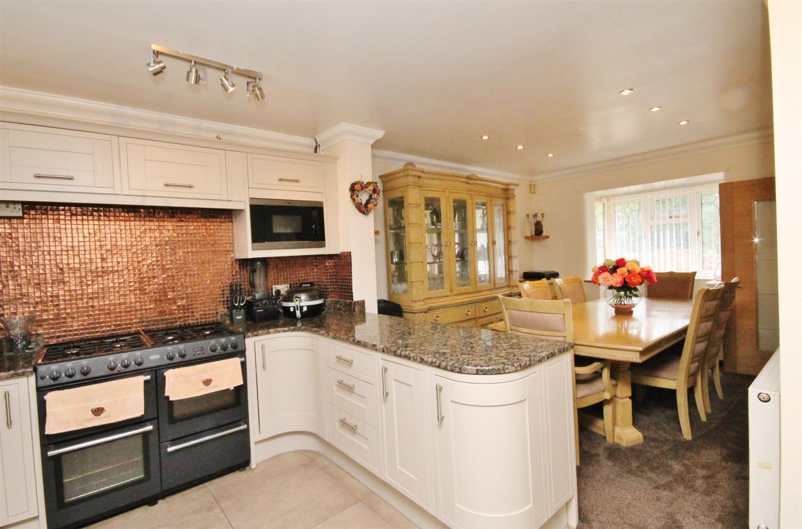 SUPERBLY FITTED KITCHEN/DINER